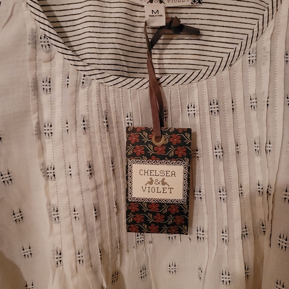 NWT Chelsea & Violet open shoulder layered flare sleeve top. Size M - Picture 3 of 4